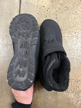 Cargar imagen en el visor de la galería, Clinic Extra Black Winter Boots (Size 9W)
