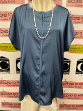 Cargar imagen en el visor de la galería, Soft Satiny Steel Blue Blouse (Size 2X)
