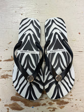 Cargar imagen en el visor de la galería, Denver Hayes Animal Print Thong Sandals (Size L/9-10)
