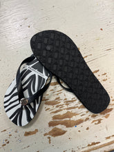 Cargar imagen en el visor de la galería, Denver Hayes Animal Print Thong Sandals (Size L/9-10)

