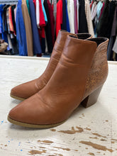 Load image into Gallery viewer, Brown Floral Embossed Ankle Boots (Size 8/EU 39)

