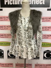 Cargar imagen en el visor de la galería, GUESS Faux Fur Vest (Size )
