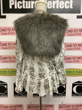Cargar imagen en el visor de la galería, GUESS Faux Fur Vest (Size )
