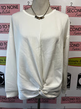 Charger l'image dans la galerie, Cable &amp; Gauge Twist Hem Sweater (Size M)
