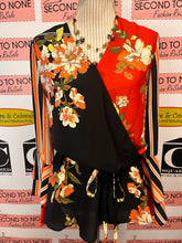 Charger l'image dans la galerie, Coral &amp; Black Floral Wrap Tie Top (Size M)
