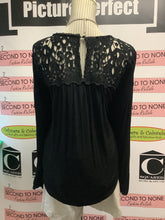 Cargar imagen en el visor de la galería, Philosophy Lace Detailed Top (Size XXL)
