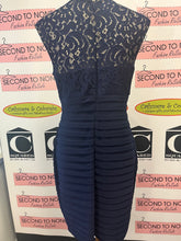 Cargar imagen en el visor de la galería, Laura Petites Navy Lace Party Dress (Size 8P)
