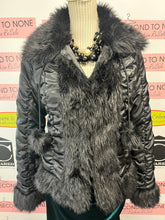 Cargar imagen en el visor de la galería, Black Ruched Faux Fur Trim Coat (Size L)
