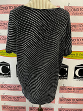 Cargar imagen en el visor de la galería, Black &amp; Silver Twisted Hem Top (Size L)
