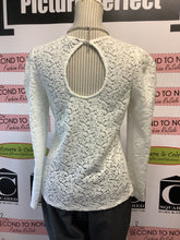 Charger l'image dans la galerie, RW &amp; Co White Lace Top (Size M)

