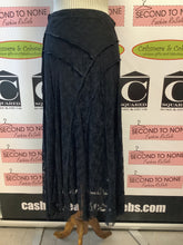 Charger l'image dans la galerie, Nonpareil Black Lace Maxi Skirt (Size M)
