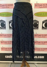 Charger l'image dans la galerie, Nonpareil Black Lace Maxi Skirt (Size M)

