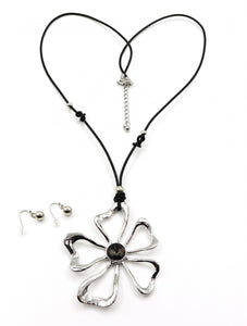 Hollow Flower Necklace