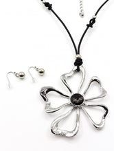 Load image into Gallery viewer, Hollow Flower Necklace

