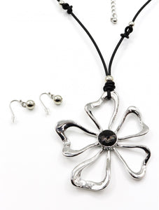 Hollow Flower Necklace