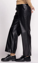 Cargar imagen en el visor de la galería, Faux Leather Wider-Leg Pants (2 Colours)
