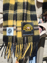 Cargar imagen en el visor de la galería, Official NHL-Licenced 100% Lambswool Tartan Scarf (29 Teams)
