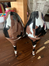 Load image into Gallery viewer, Camo Pumps (Size 11)
