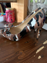 Load image into Gallery viewer, Camo Pumps (Size 11)

